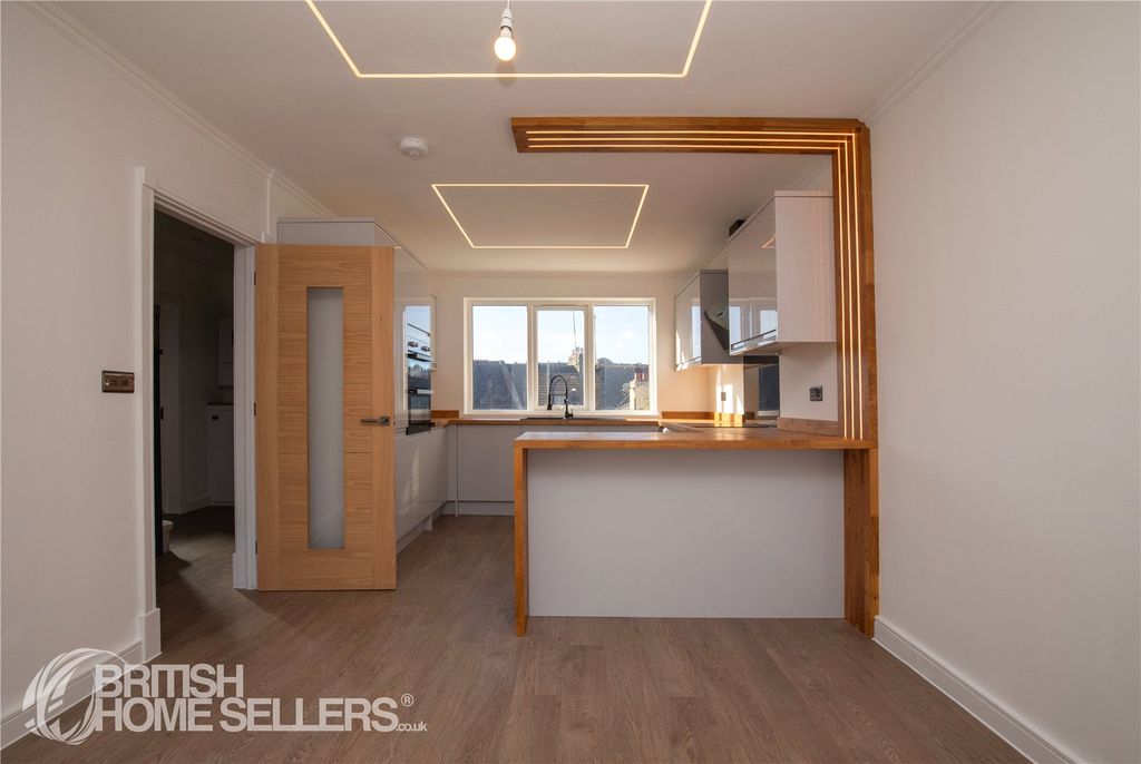 Property photo 2 of 14 Picture No. 11