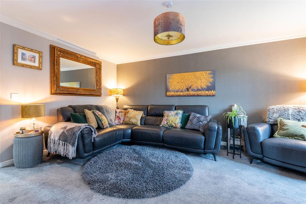 Property photo 3 of 22 Lounge