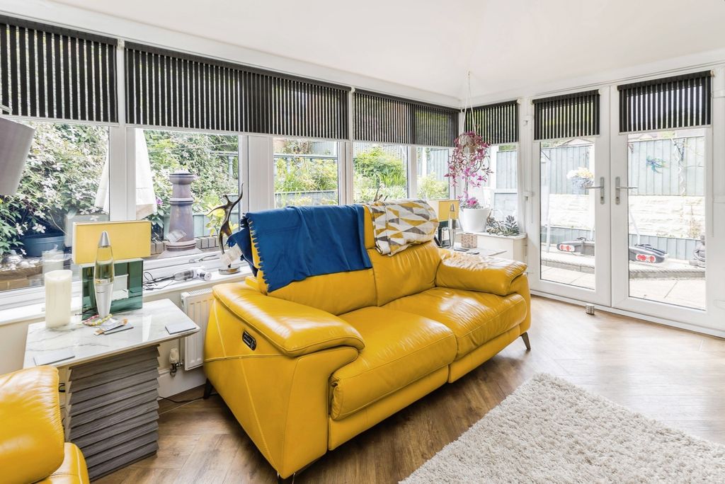 Property photo 3 of 19 Conservatory