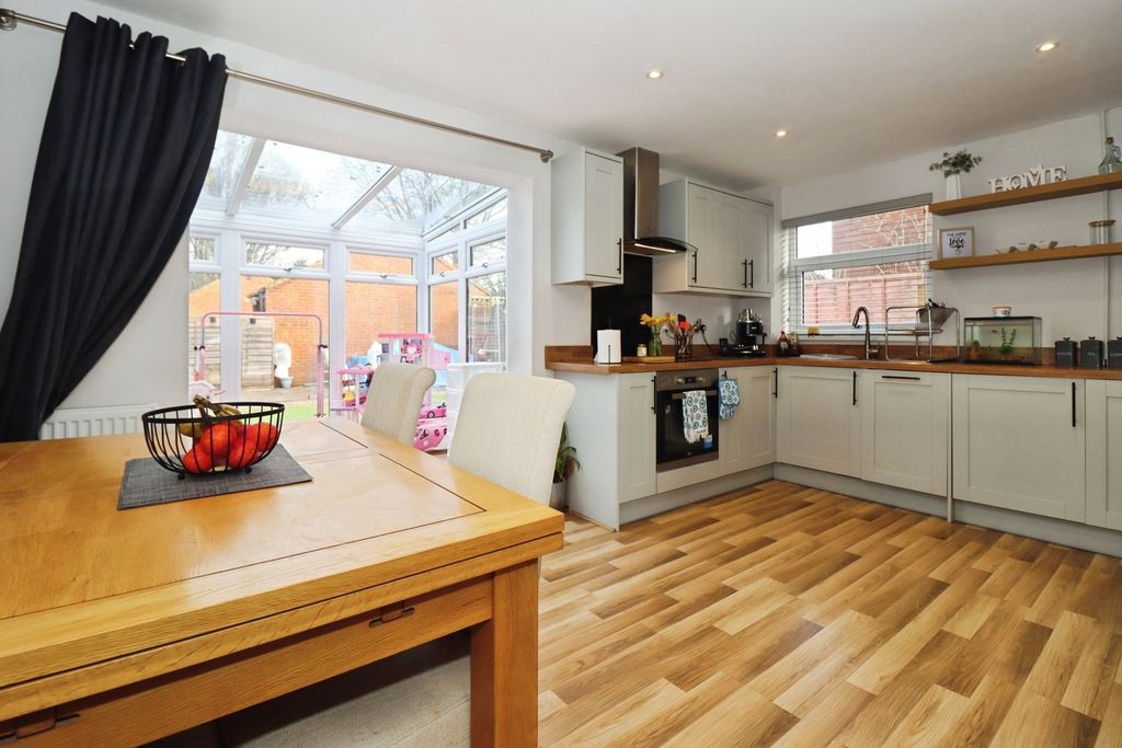 Property photo 3 of 20 Kitchen