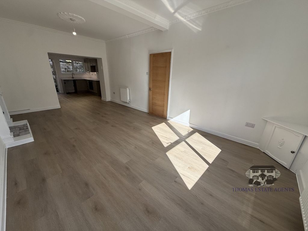 Property photo 2 of 13 Lounge
