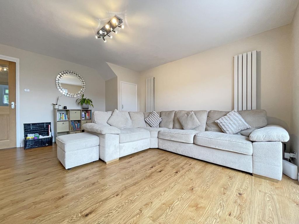 Property photo 2 of 12 Findon Gardens 20 - Living Room.Jpg