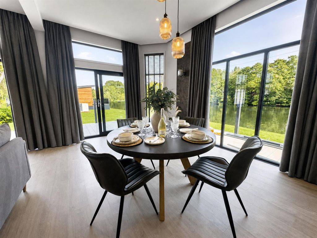 Property photo 3 of 7 Spring-Lodge-11A-Thames-Road-3d333A61-3.Png