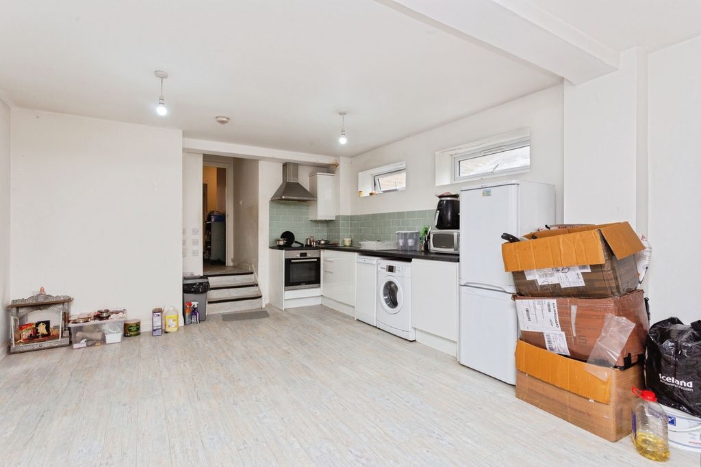 Property photo 3 of 10 Reception/Kitchen
