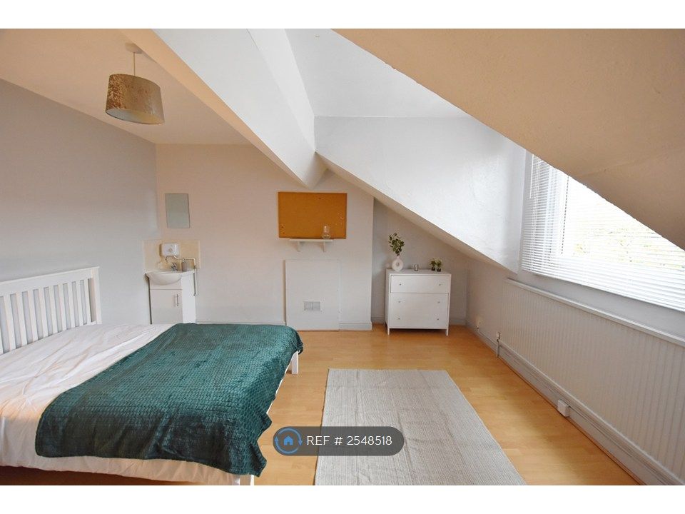 Property photo 3 of 9 Room 6 - Available