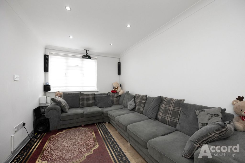 Property photo 3 of 25