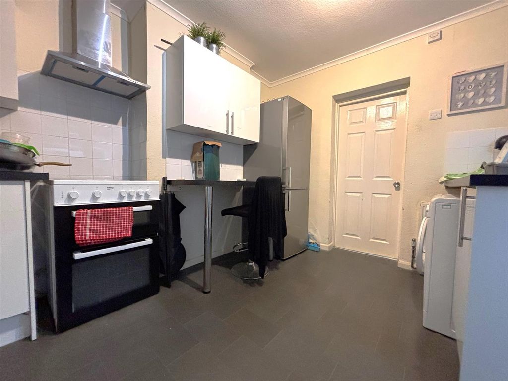 Property photo 3 of 4 Kitchen 2.Jpg