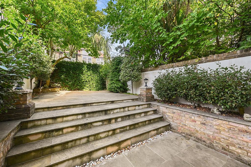 Property photo 2 of 17 Lena Gardens - Gardena1