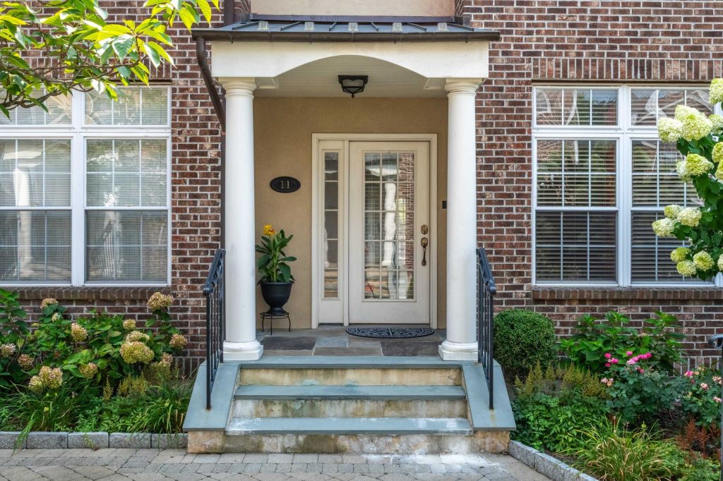 Property photo 1 of 31