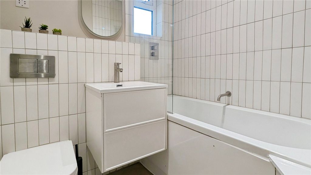 Property photo 2 of 11 Bathroom