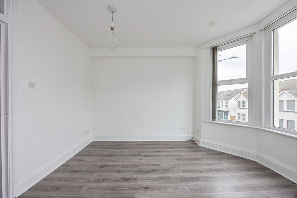 Property photo 3 of 21 Lounge