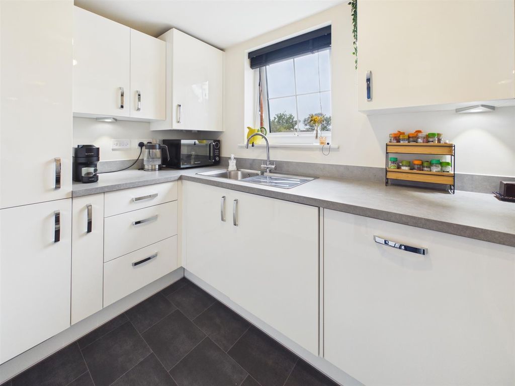 Property photo 3 of 10 Kitchen