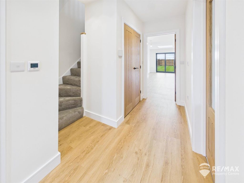 Property photo 2 of 24 Entrance Hall.Jp