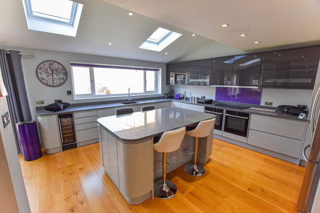 Property photo 2 of 34 Kitchen