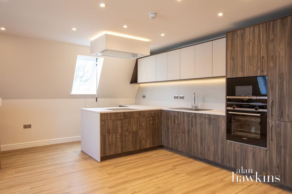 Property photo 3 of 10 Kitchen