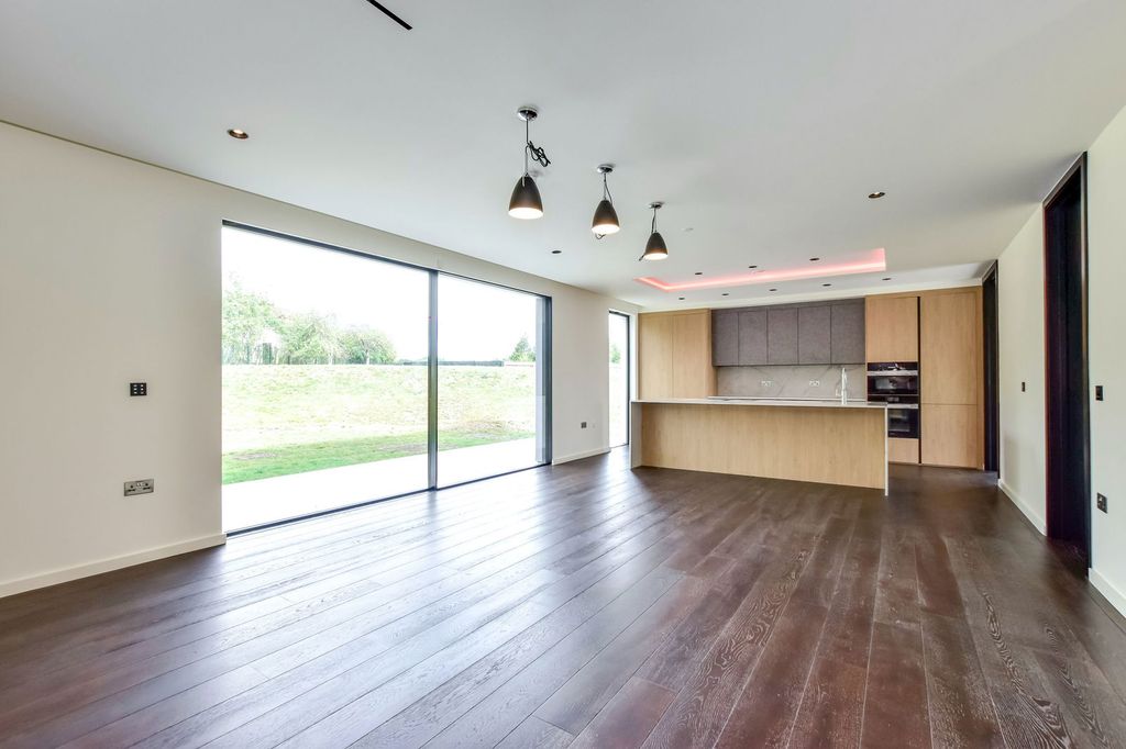 Property photo 2 of 25