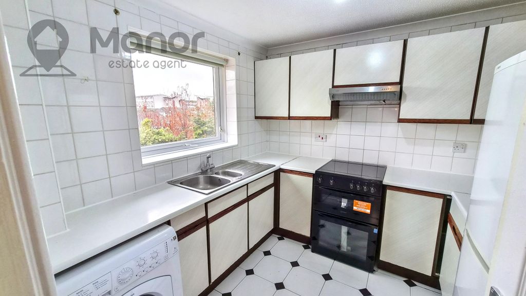 Property photo 3 of 10 Kitchen
