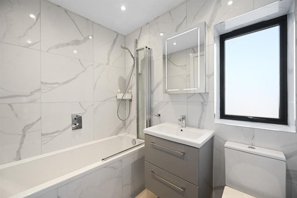 Property photo 1 of 12 Rcwrealty- Flat 7 18-20 Hoop Lane- Bathroom 3 (1).