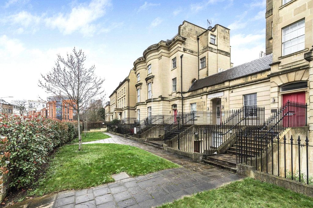 Property photo 2 of 27 Picture No. 25