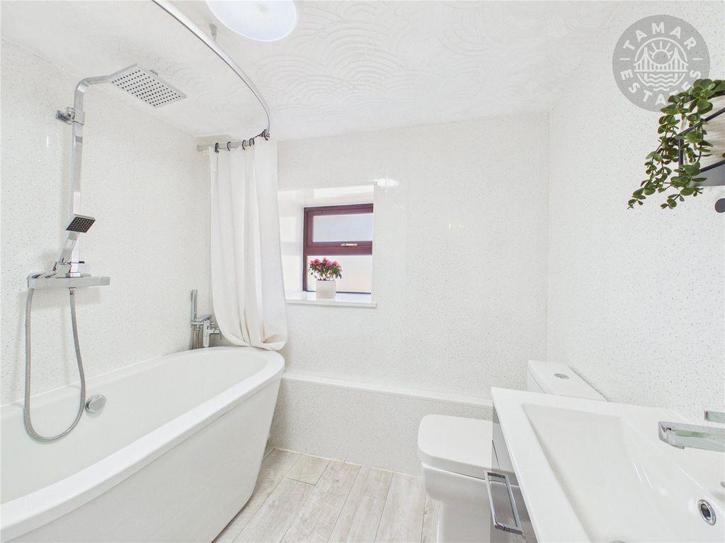 Property photo 3 of 10 Bathroom