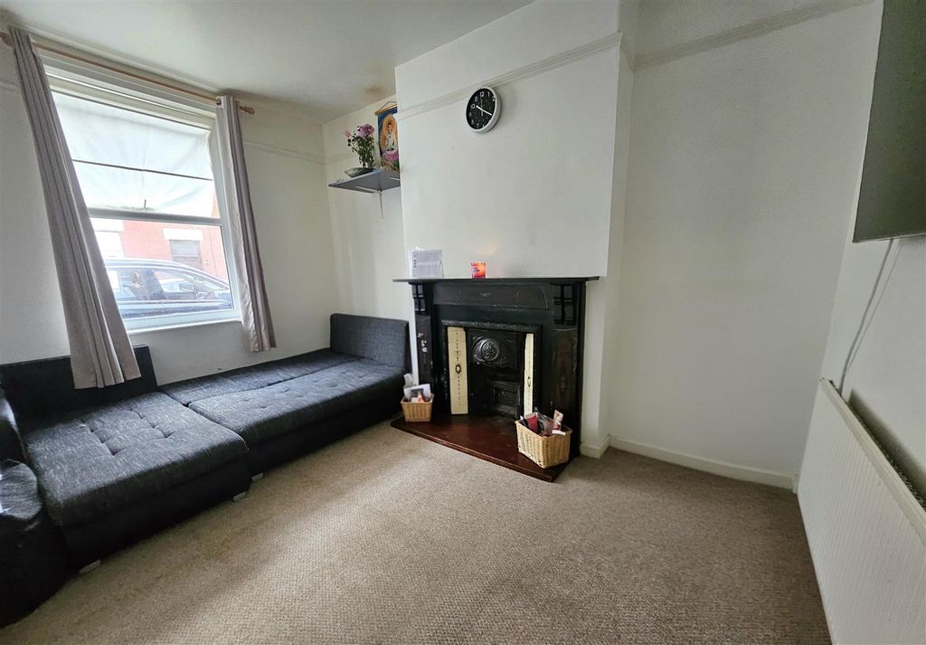 Property photo 3 of 8 Lounge