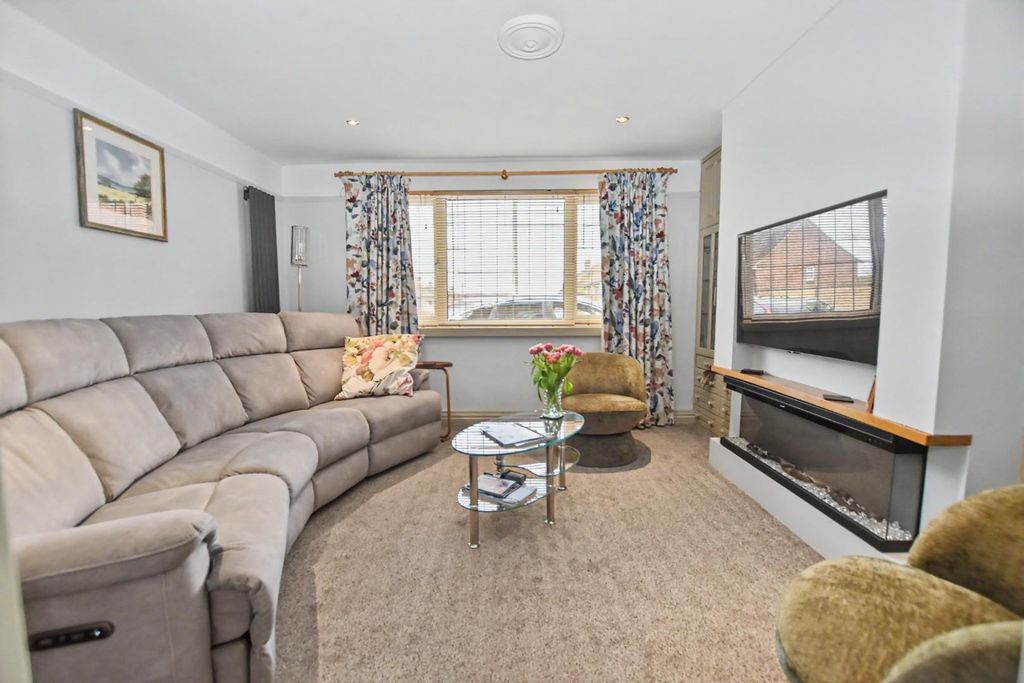 Property photo 2 of 25