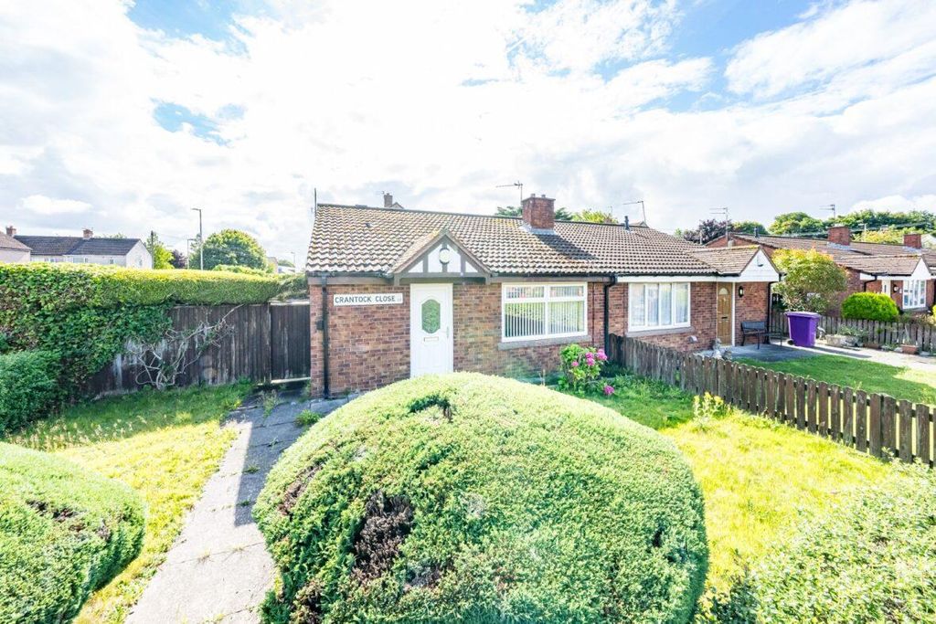 Property photo 1 of 13 1 Crantock Close External.Jpg