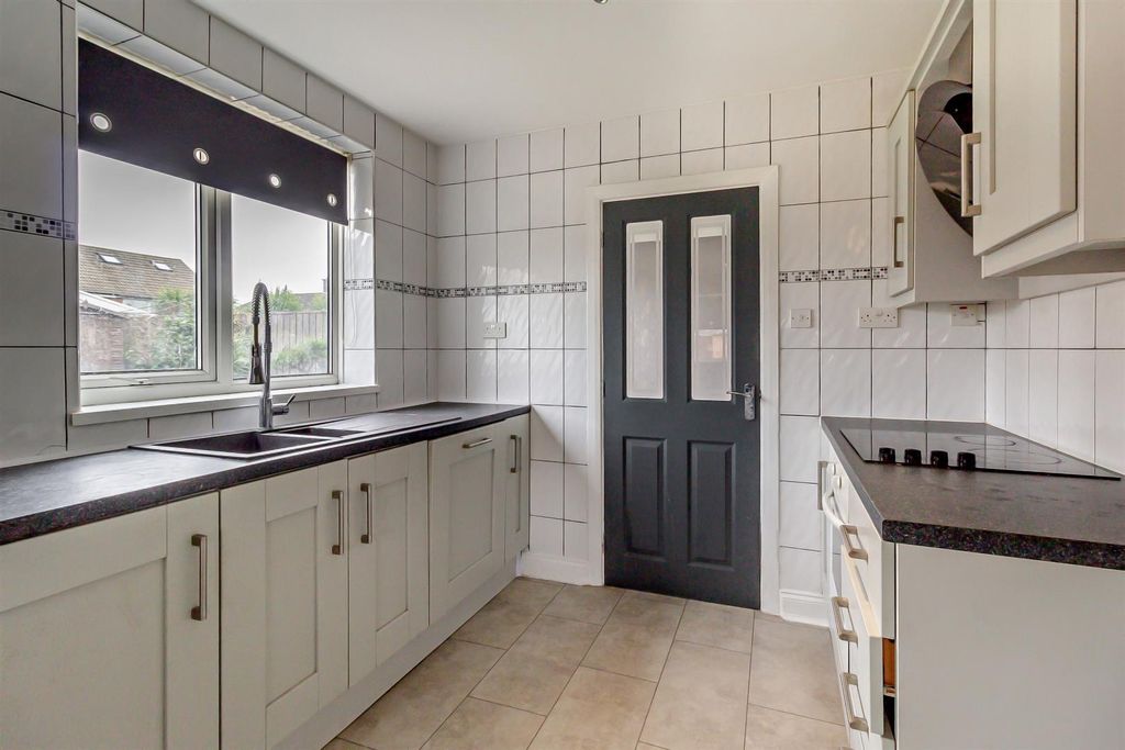 Property photo 3 of 14 8655877-Interior05-800.Jpg