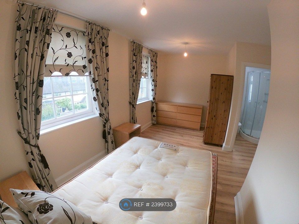 Property photo 2 of 9 Oak Flooring