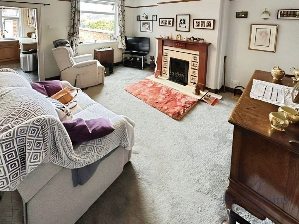 Property photo 2 of 18 Lounge