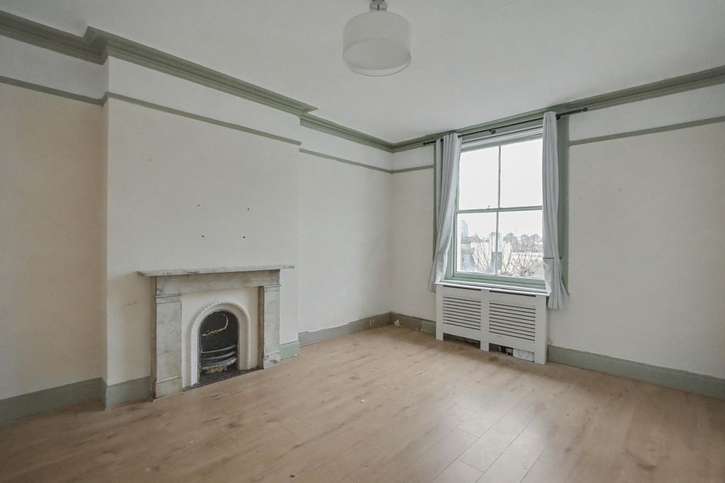Property photo 3 of 17 Third Floor Flat,19 Warrington Crescent, Maida Vale, London, W9 1Ed