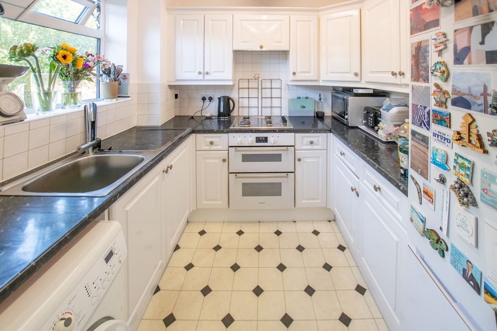 Property photo 3 of 8 Kitchen