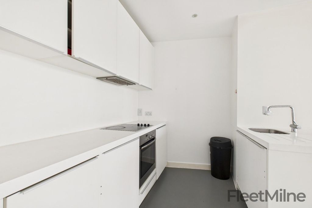 Property photo 3 of 12 Kitchen