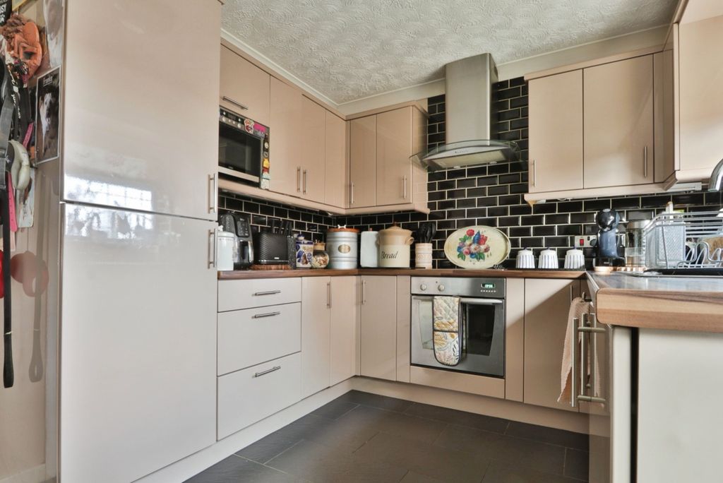 Property photo 2 of 15 4264545