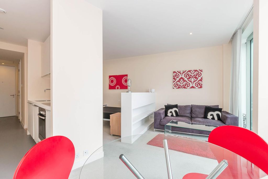 Property photo 2 of 10 Living/Sleeping Area