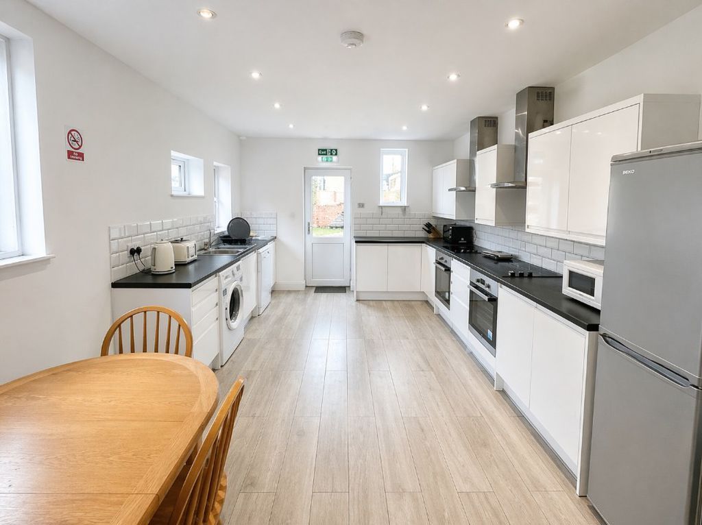 Property photo 3 of 6 Photo 6