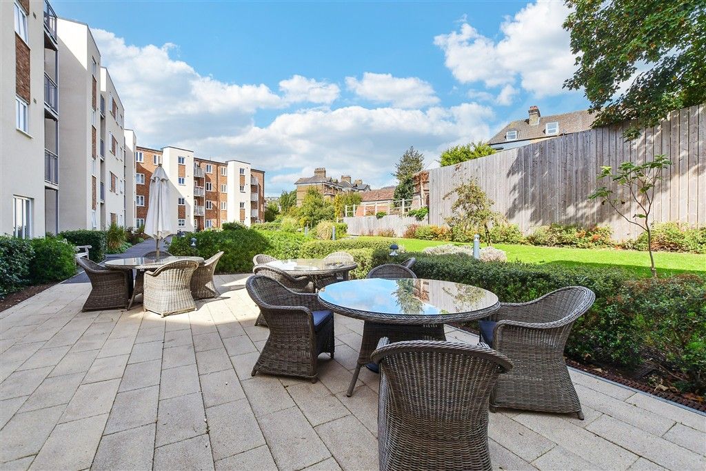Property photo 2 of 18 Communal Gardens