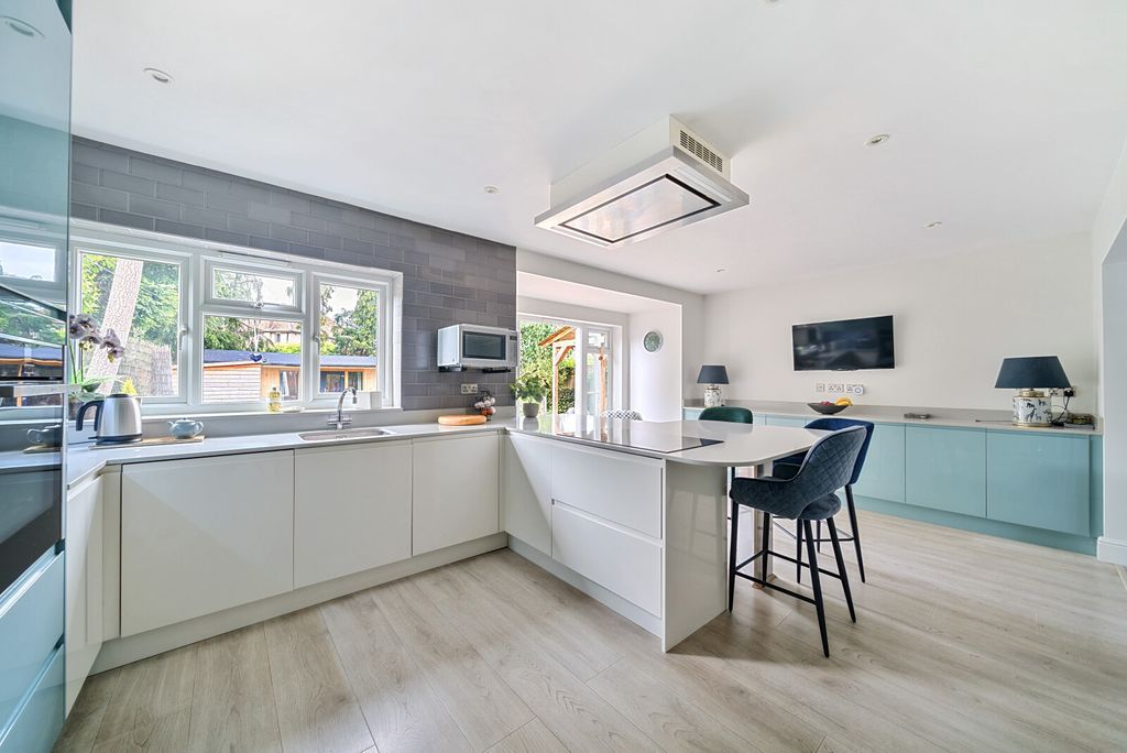 Property photo 2 of 17 1298323-24-682F57...