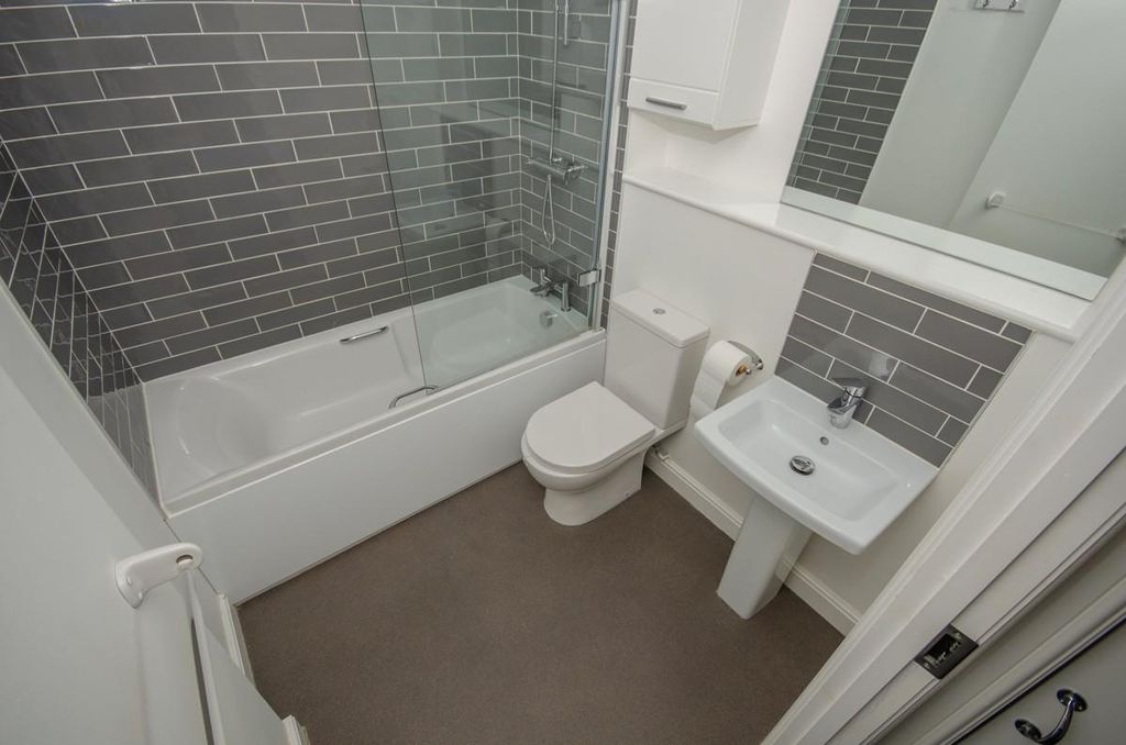 Property photo 3 of 12 Bathroom.Jpg