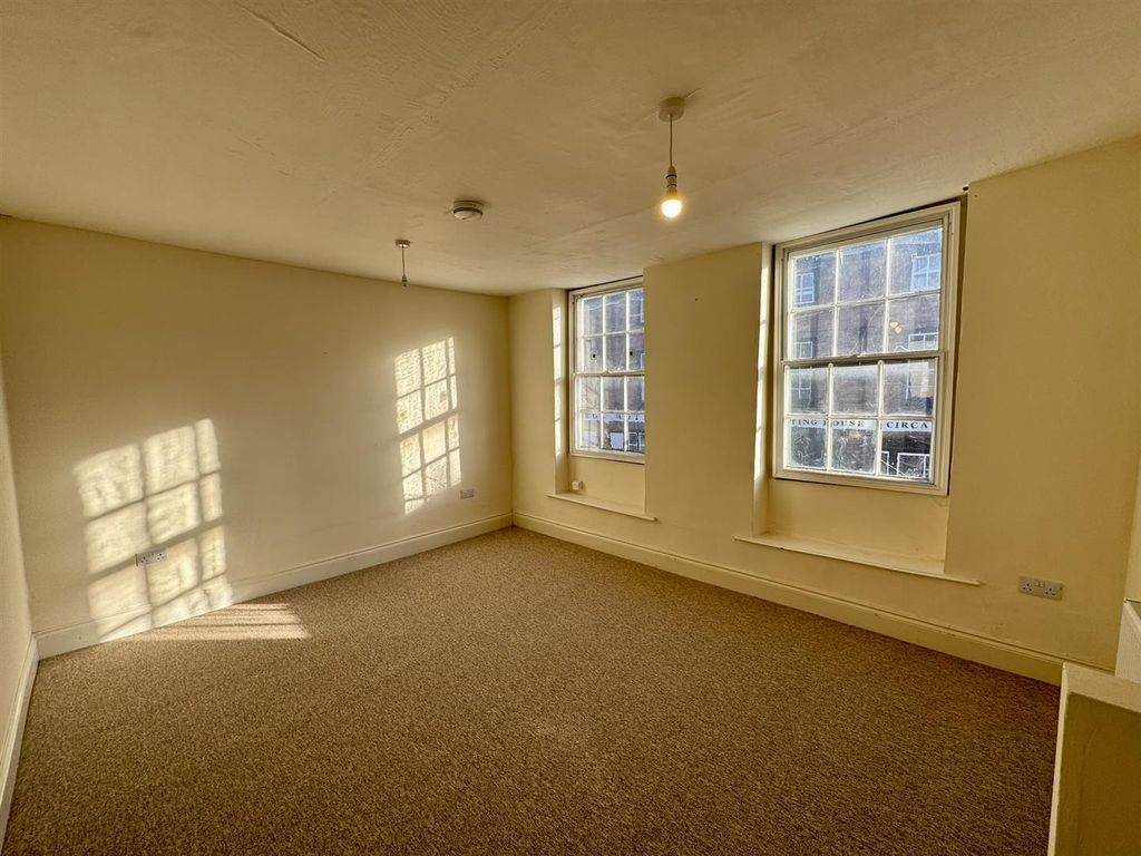 Property photo 3 of 7 Living Room (1/2)