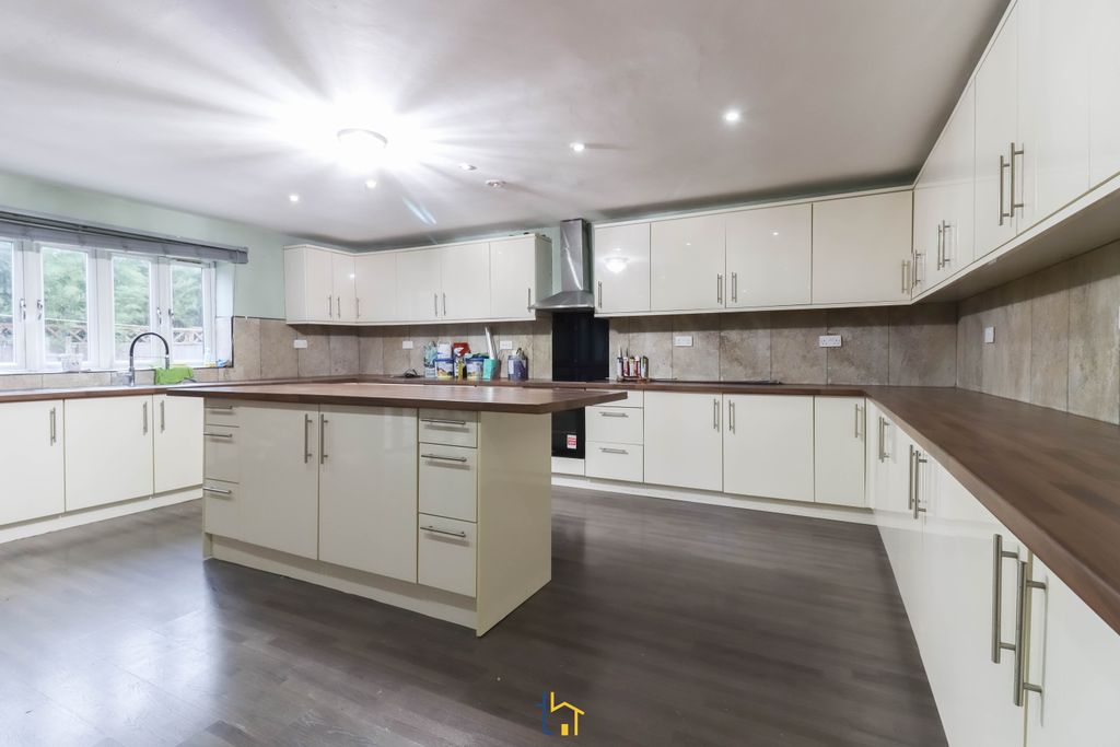 Property photo 2 of 26