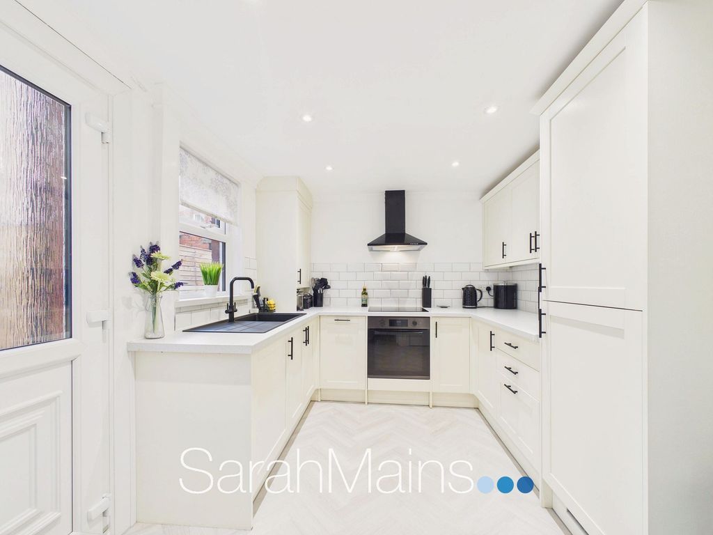Property photo 2 of 12 Kitchen