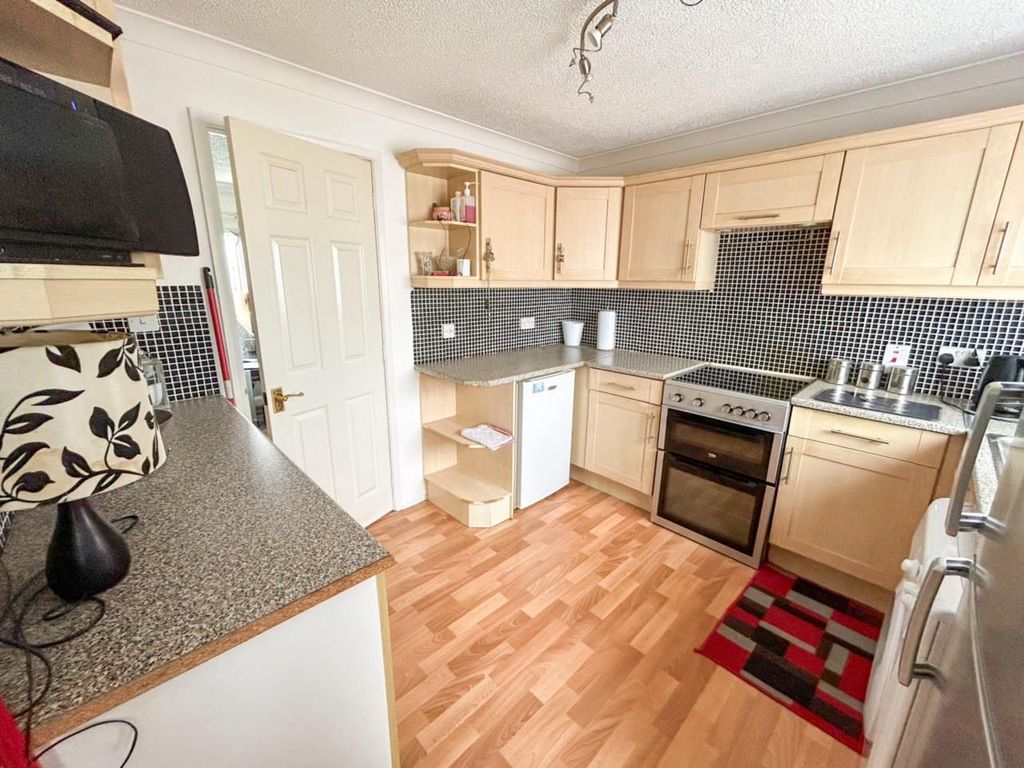 Property photo 3 of 18 Kitchen