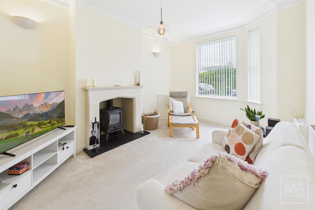 Property photo 2 of 14 Lounge