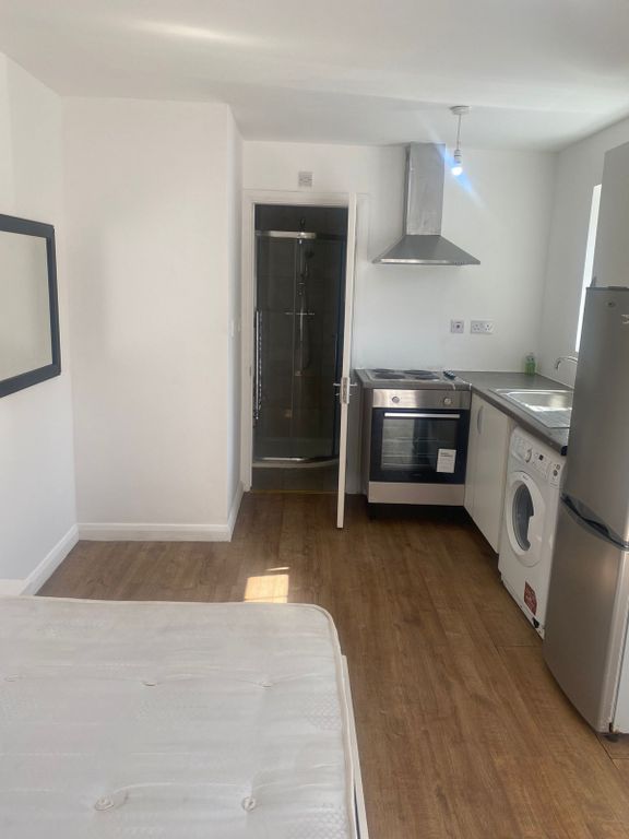 Property photo 1 of 6 A Well Presented Studio Flat With Bills