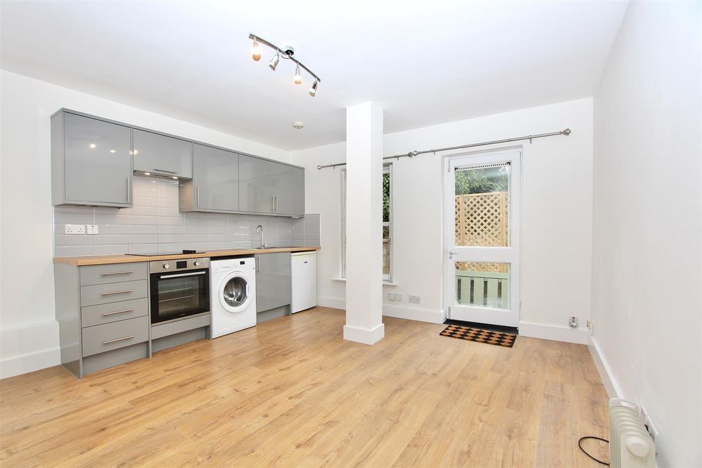 Property photo 3 of 16 Shakespeare Walk, N16