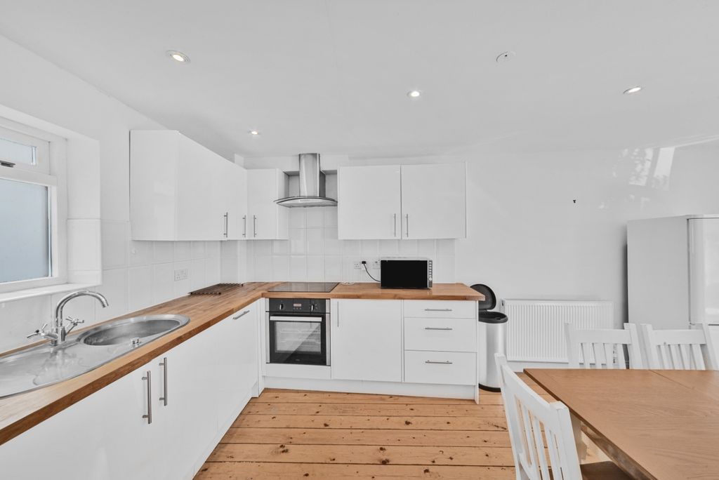 Property photo 2 of 20 Osten Mews