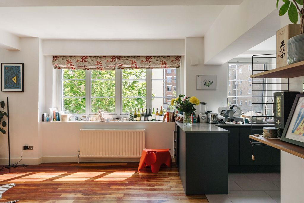 Property photo 3 of 10 Sunlight Square E2