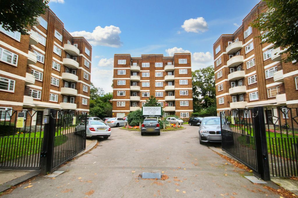 Property photo 1 of 7 Gunnersbury Court, Bollo Lane, Acton, London W3