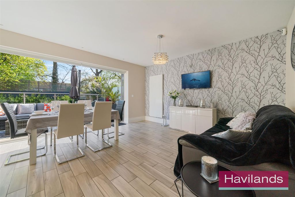 Property photo 3 of 22 Wellston Crescent-3.Jpg